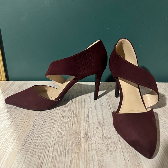 Beautiful Rich Burgundy Jones New York suede heels. 9 - Picture 4 of 4